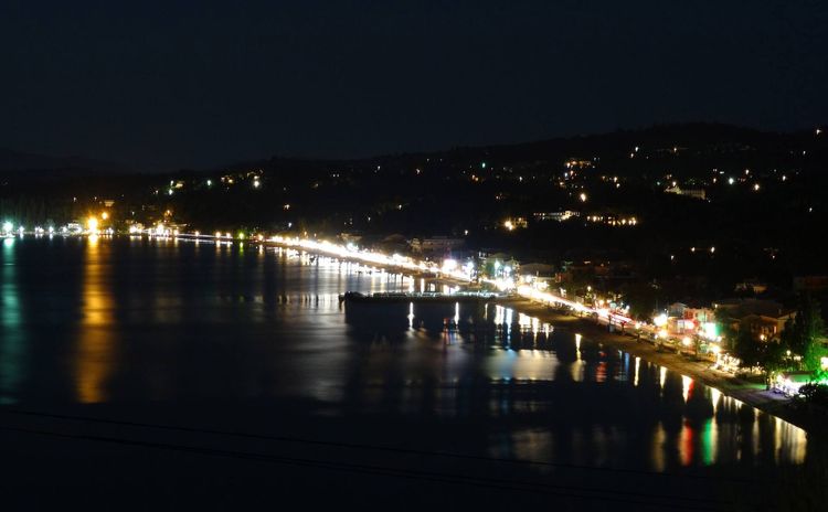 Aris Apartment, Ipsos Corfu: Ipsos bay at night