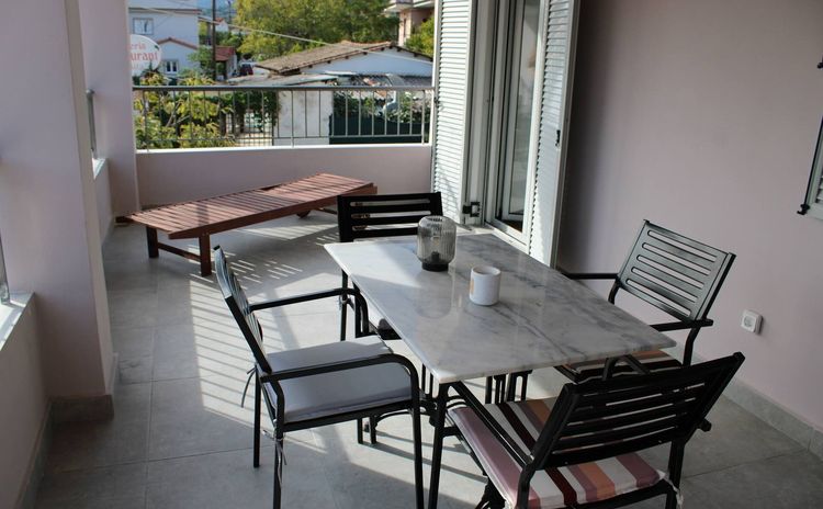 Aphrodite Apartment, Ipsos Corfu: balcony dining table