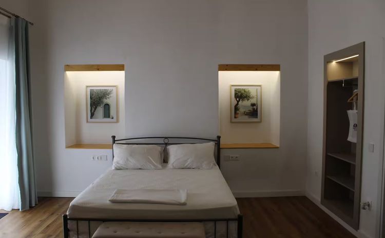 Aphrodite Apartment: king-size bedroom