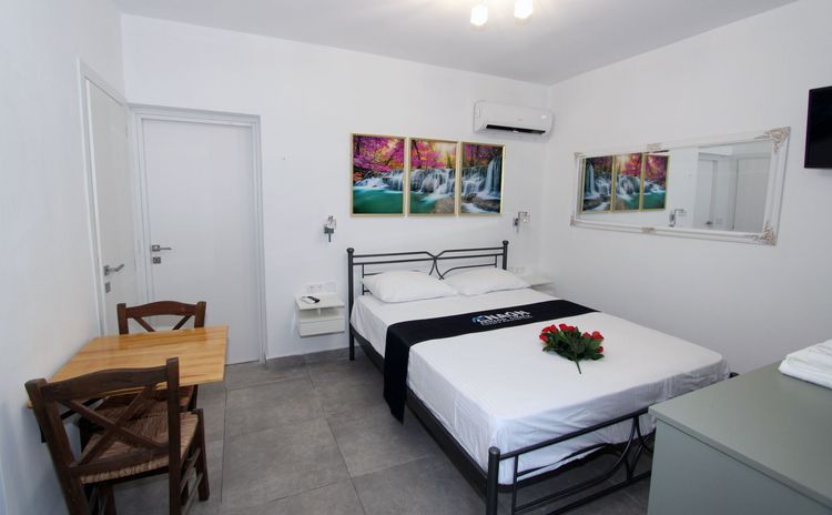 Aris Apartment: king-size bedroom