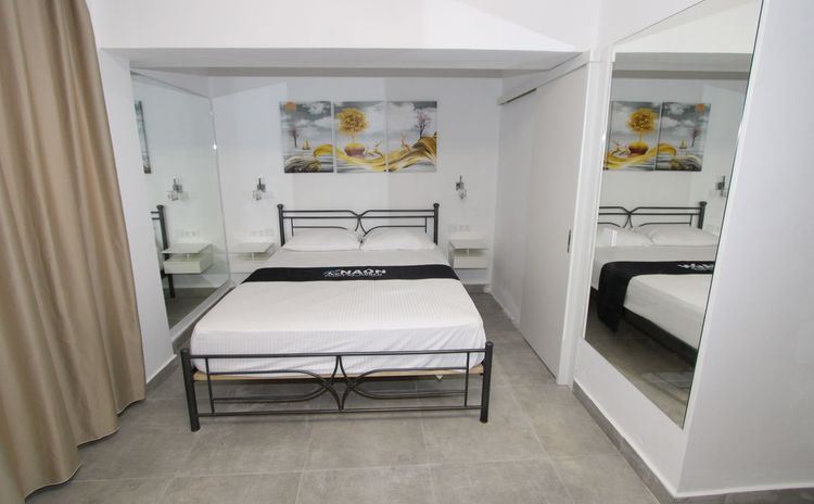 Artemis Apartment: king-size bedroom