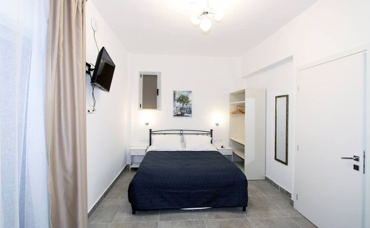 Athena Apartment: king-size bedroom