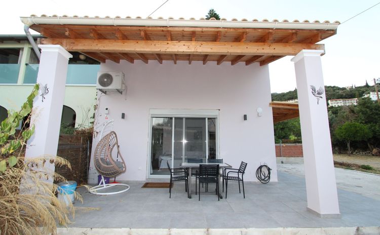 Poseidon Apartment: covered private terrace
